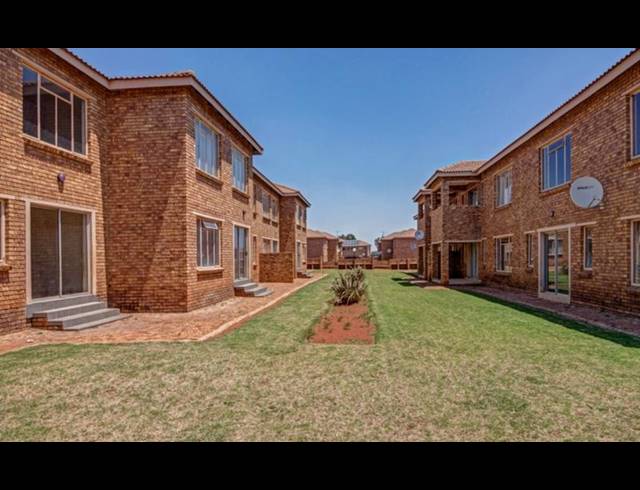 1 BEDROOM TOWNHOUSE FOR SALE IN KRUGERSRUS